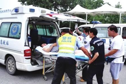 命懸一線(xiàn)牽動(dòng)人心，救護(hù)車(chē)臨危不亂治病救人_